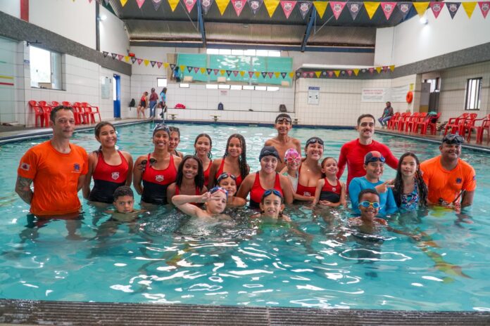 Bombeiro e Brigada de Itabirito dão palestra sobre segurança aquática no Itabirense