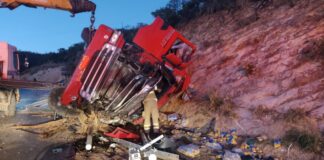 Carreta capota na BR-251 e bombeiros usam guincho para trabalhos de retirada da vítima Carreta capota na BR-251 e bombeiros usam guincho para trabalhos de retirada da vítima