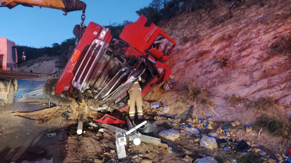 Carreta capota na BR-251 e bombeiros usam guincho para trabalhos de retirada da vítima