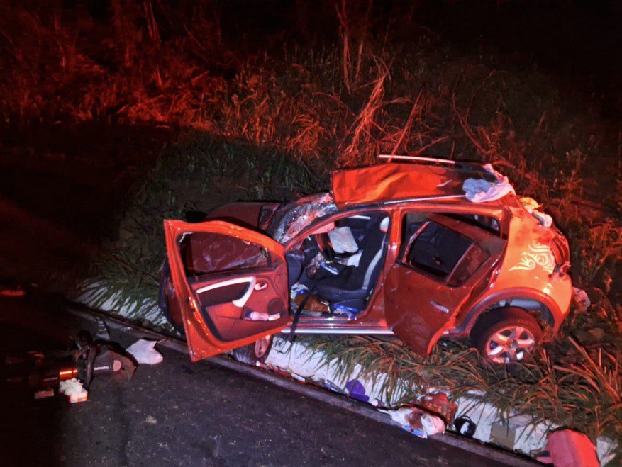 Carro com família cai em valeta, sobe em barranco, capota e mata criança de 5 anos na MG-413