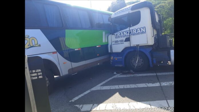 Ouro Preto, BR-356: ônibus que se envolveu em acidente com caminhão levava alunos da Ufop e IFMG