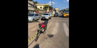 Itabirito: moto com chassi raspado se envolve em acidente; condutor estava sem capacete e fica ferido Itabirito: moto com chassi raspado se envolve em acidente; condutor, sem capacete, é levado para UPA