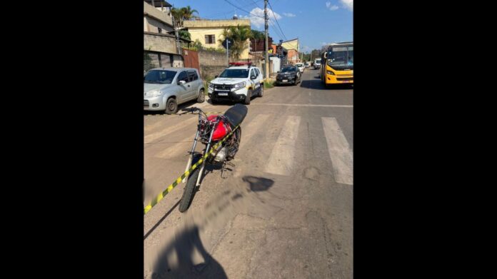 Itabirito: moto com chassi raspado se envolve em acidente; condutor, sem capacete, é levado para UPA