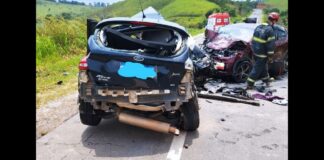 Grave acidente entre carros mata 2 pessoas na BR-267 Grave acidente entre carros mata 2 pessoas na BR-267
