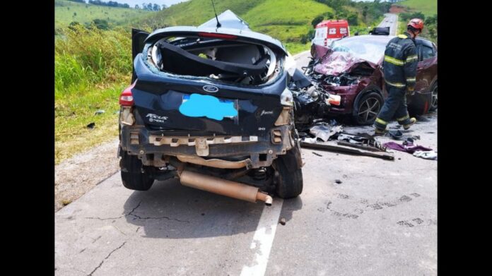 Grave acidente entre carros mata 2 pessoas na BR-267