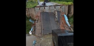 MG: ponte desaba enquanto carreta passava sobre ela MG: ponte desaba enquanto carreta passava sobre ela