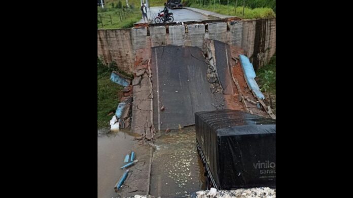 MG: ponte desaba enquanto carreta passava sobre ela