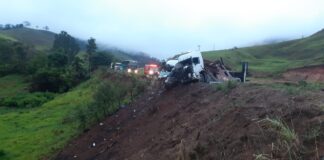 Acidente entre carretas: motoristas têm ferimentos leves após uma das cabines ser esmagada, na BR-262 Acidente entre carretas: motoristas têm ferimentos leves após uma das cabines ser esmagada, na BR-262