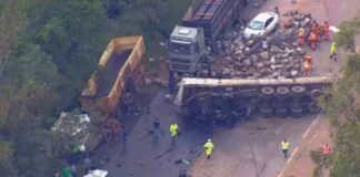 Acidente entre 3 carretas e 3 carros deixa 2 feridos na BR-040, altura do Pires, em Congonhas Acidente entre 3 carretas e 3 carros deixa 2 feridos na BR-040, altura do Pires, Congonhas