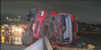 Carreta com 27 toneladas de carvão tomba no Anel Rodoviário