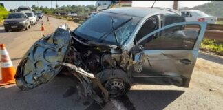 Acidente arranca motor de carro e deixa duas pessoas feridas na BR-381