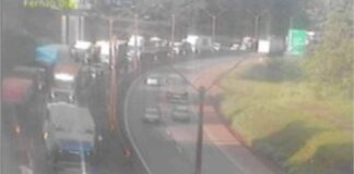 Acidente na BR-381 envolvendo caminhão resulta em engarrafamento de 7 km