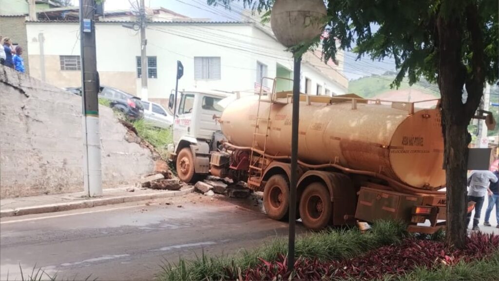 Caminhão pipa perde o controle da direção e ao descer morro de ré atinge muro em Itabirito