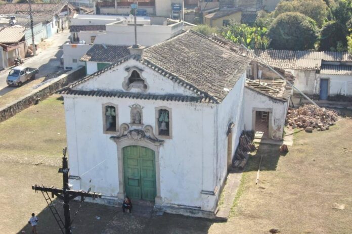 Risco de desabamento de igreja histórica de Itabirito é destaque no Jornal Estado de Minas