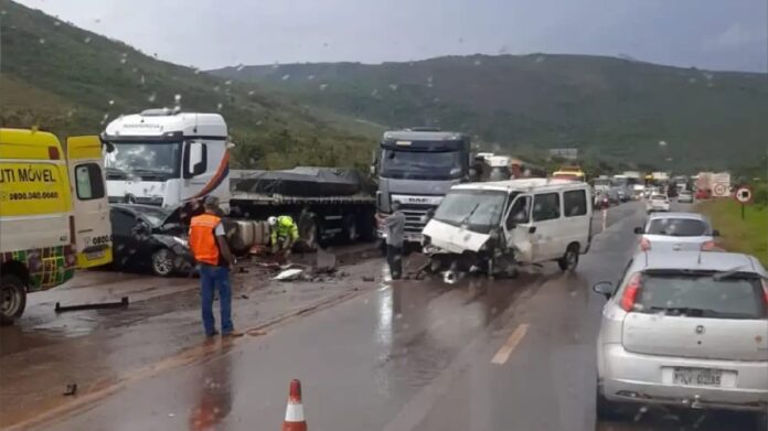 Acidente interdita BR-040 e gera grande congestionamento em Nova Lima