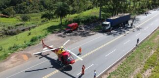 Moto colide com carreta e 2 pessoas ficam em estado grave na BR-381 Moto colide com carreta e 2 pessoas ficam em estado grave na BR-381