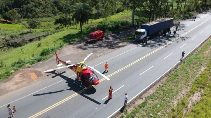 Moto colide com carreta e 2 pessoas ficam em estado grave na BR-381