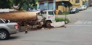 Motorista perde controle da direção, e caminhão-pipa, ao descer morro de ré, atinge muro em Itabirito Caminhão-pipa perde o controle da direção e ao descer morro de ré atinge muro em Itabirito