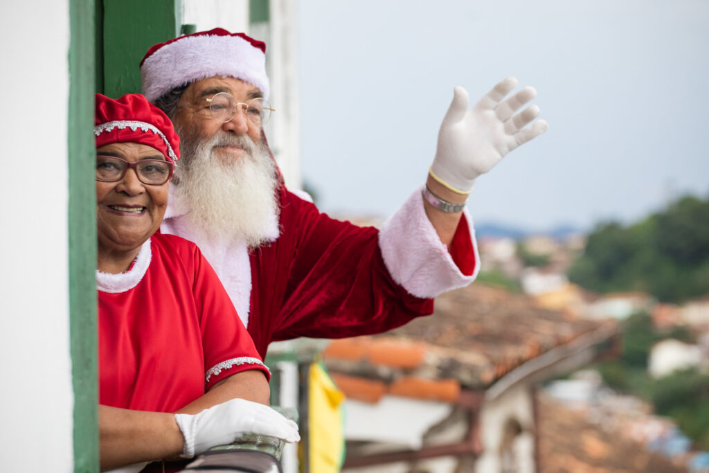 Papai e Mamãe Noel. Iluminação de Natal na Praça Tiradentes. Foto - Ane Souz