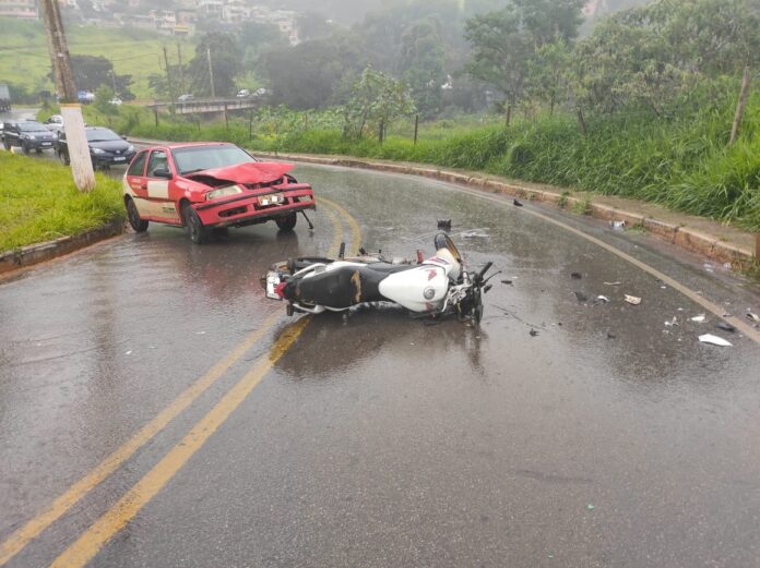 Itabirito: acidente entre moto e carro deixa filho e pai feridos