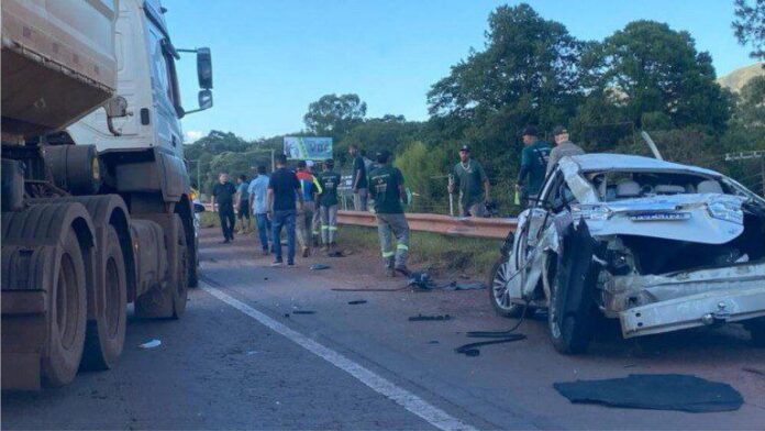 Perseguição termina com 2 pessoas mortas e 1 ferida após carro roubado capotar na BR-040, em Nova Lima