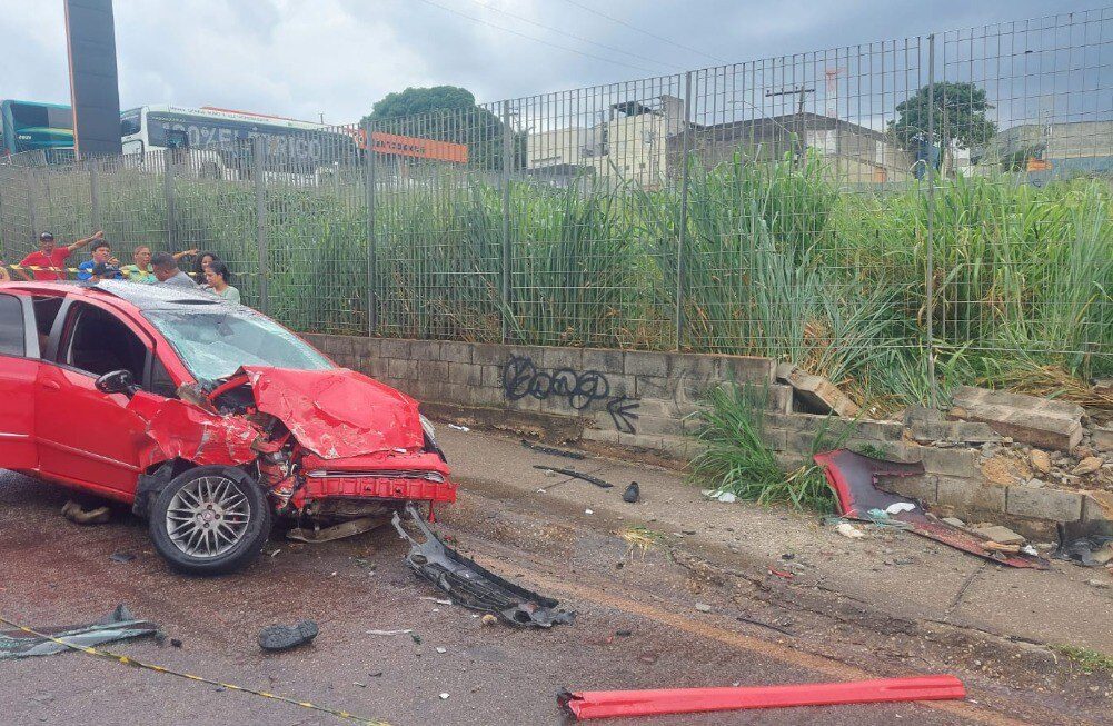 Carro descontrolado atropela duas mulheres e mata uma na BR-381