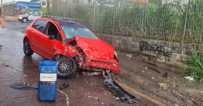 Carro descontrolado atropela duas mulheres e mata uma na BR-381