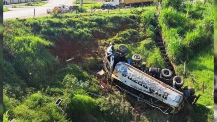 Ouro Preto: caminhão-tanque cai em ribanceira; 23 mil litros de combustíveis atingem ribeirão de Mariana