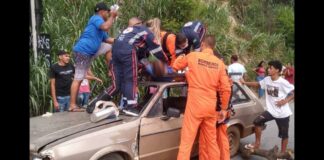 Carro atropela homem na MG-424 e vítima vai parar em cima do veículo após o choque Carro atropela homem na MG-424 e vítima vai parar em cima do veículo após o choque