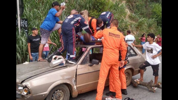 Carro atropela homem na MG-424 e vítima vai parar em cima do veículo após o choque