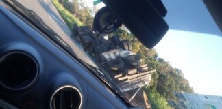 Caminhão tomba na BR-381 Caminhão tomba na BR-381