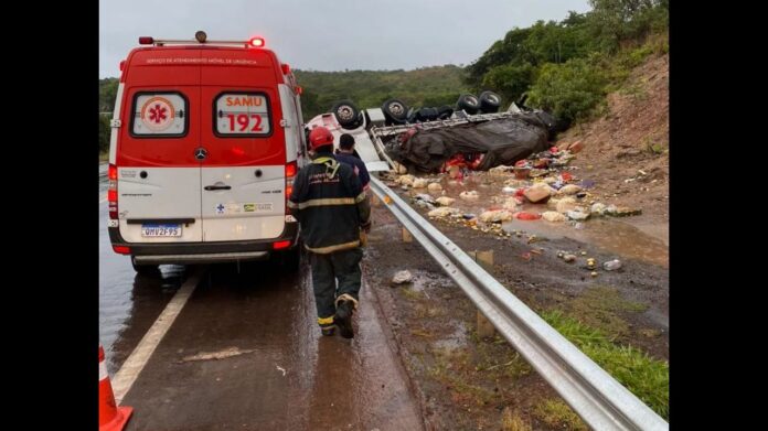 BR-251: motorista morre após caminhão tombar; veja fotos