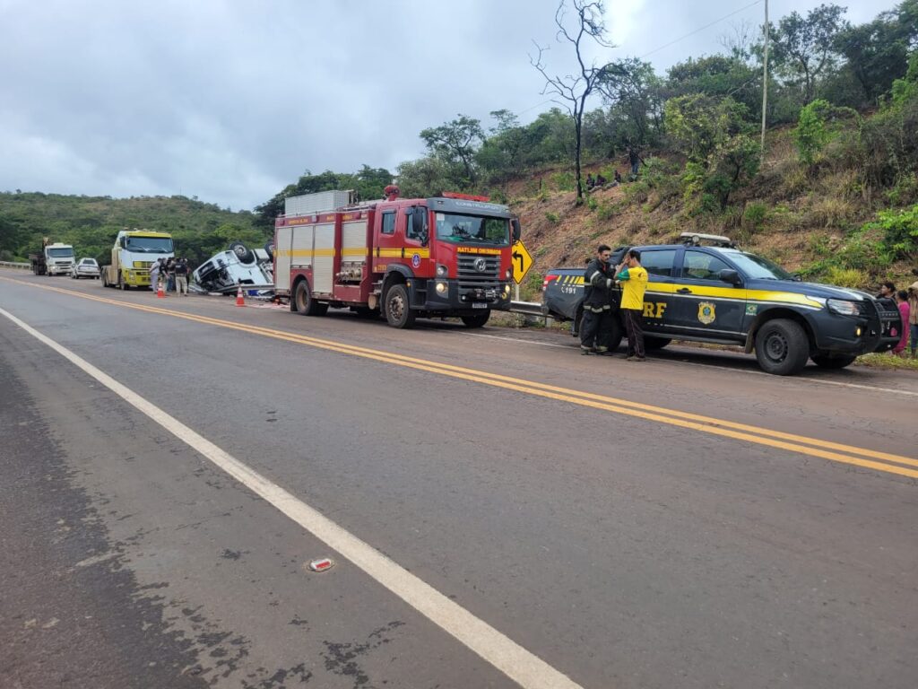 BR-251: caminhão capota e motorista morre