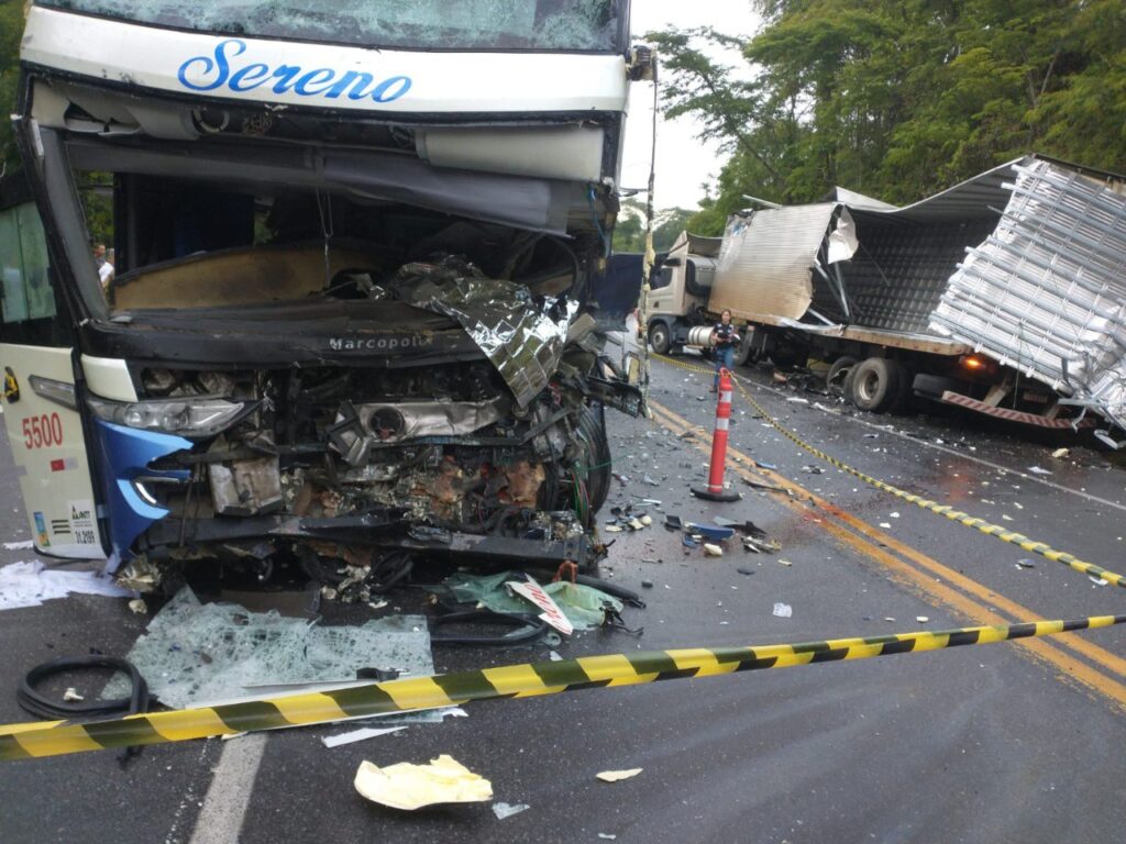 Motorista morre e 8 pessoas ficam feridas em choque entre ônibus e carreta na BR-116; veja fotos