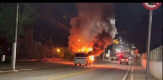 Kombi é destruída por fogo em Itabirito; veja vídeo Kombi é destruída por fogo em Itabirito; veja vídeo