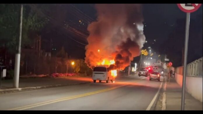 Kombi é destruída por fogo em Itabirito; veja vídeo