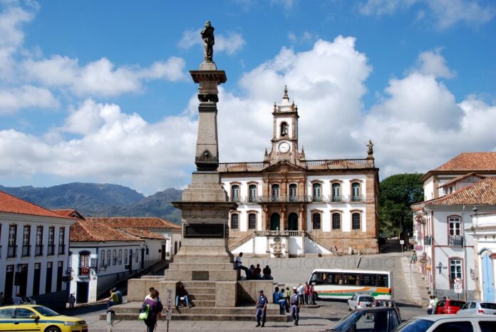 Sujeito, com passagem por homicídio, para carros em Ouro Preto usando faca à procura de ex-namorada