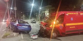 BMW colide com ambulância do Corpo de Bombeiros em Belo Horizonte