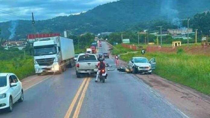 Acidente entre moto e carro deixa motociclista com suspeita de múltiplas fraturas, na BR-381