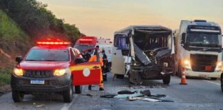 BR-262: acidente entre ônibus, que levava pacientes, e carreta deixa 10 pessoas feridas BR-262: acidente entre ônibus, que levava pacientes, e carreta deixa 10 pessoas feridas