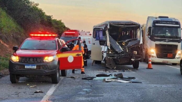 BR-262: acidente entre ônibus, que levava pacientes, e carreta deixa 10 pessoas feridas