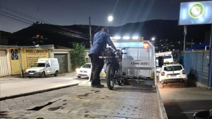 Itabirito: moto com placa levantada, sem retrovisores e com outras irregularidades é removida pela GM