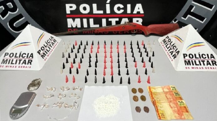 Itabirito: PM apreende 27 pedras de crack, 104 pinos de cocaína e arma com menor de 15 anos do PA