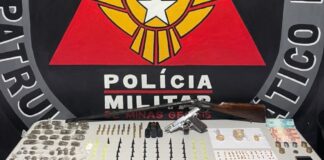 Santo Antônio, Mariana: 71 pinos de cocaína, porções de crack, espingarda e pistola apreendidos pela PM Santo Antônio, Mariana: 71 pinos de cocaína, porções de crack, espingarda e pistola apreendidos pela PM