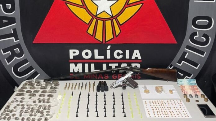 Santo Antônio, Mariana: 71 pinos de cocaína, porções de crack, espingarda e pistola apreendidos pela PM