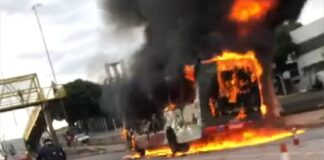BR-040 é parcialmente interditada após ônibus pegar fogo em Belo Horizonte