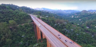 Carro capota na BR-040, próximo ao Viaduto da Mutuca, e casal fica com suspeita de fraturas Carro capota na BR-040, próximo ao Viaduto da Mutuca, e casal fica com suspeita de fraturas