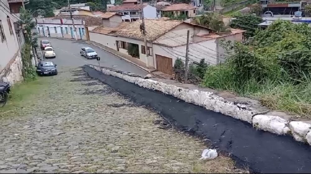 Itabirito: histórica Rua do Matozinhos recebe cordão de asfalto e gera reclamações; Prefeitura emite nota