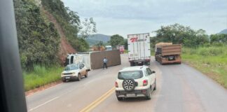 Caminhão tomba na serra da santa, próximo ao acesso 1 de Itabirito