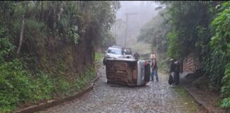 Veículo de aplicativo tomba no calçamento escorregadio na Ladeira João de Paiva, em Ouro Preto